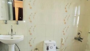 Deluxe Double Room, Balcony, City View | Bilik Mandi