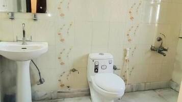 Deluxe Double Room, Balcony, City View | Bathroom