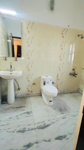 Deluxe Tek Büyük Yataklı Oda, Balkon, Şehir Manzaralı | Banyo