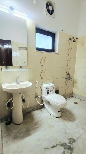 Deluxe Double Room, Balcony, City View | Bathroom - Hotel Laxmi Palace  (Dehradun)