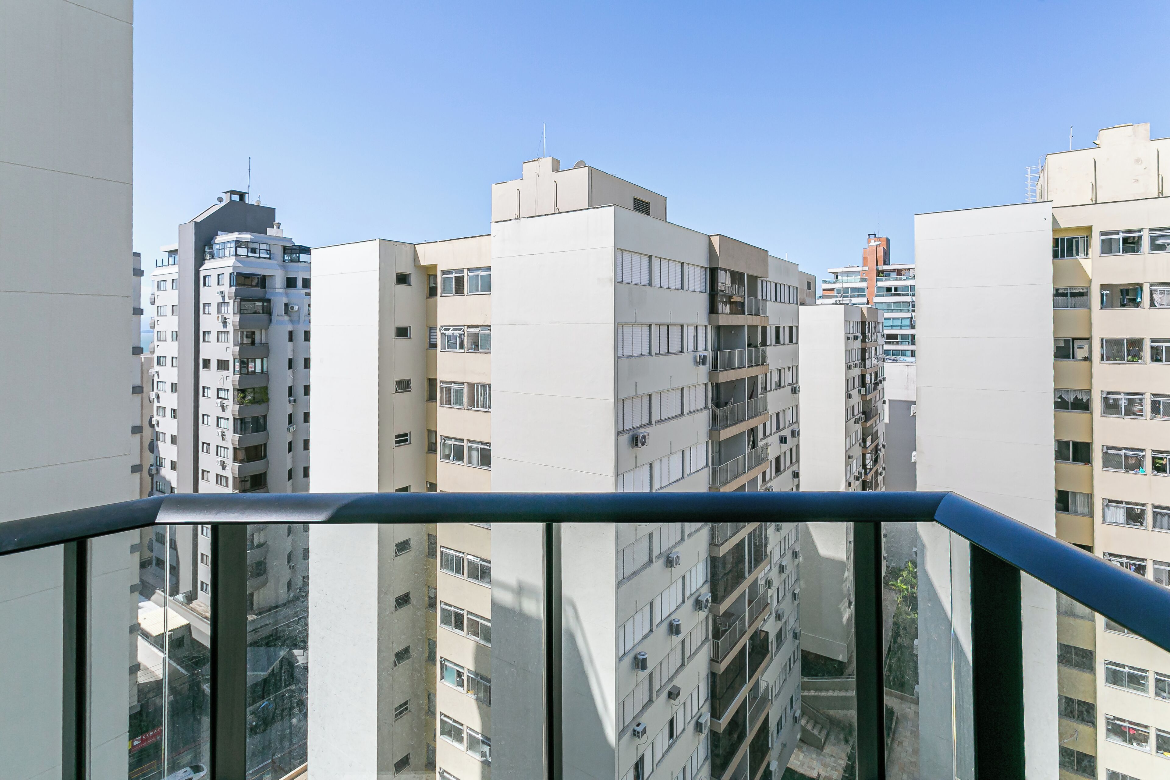 Un immeuble de grande hauteur, doté de nombreux étages, de grandes fenêtres et de balcons.