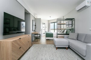 Monolocale Design | Soggiorno | Smart TV 40 pollici con canali digitali