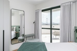 Gallery Apartment | Bathroom | Shower, hair dryer, towels - The Bridge by Viva Conecte-se ao melhor (Florianópolis)