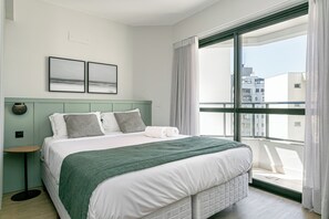 Tabla de planchar con plancha, wifi gratis, ropa de cama