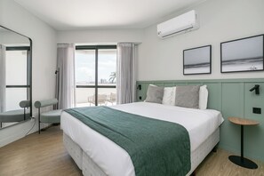 Gallery Apartment | Bathroom | Shower, hair dryer, towels - The Bridge by Viva Conecte-se ao melhor (Florianópolis)