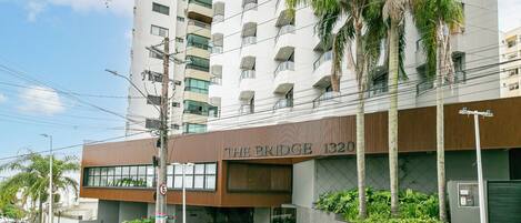 Un edificio moderno con un letrero que dice "The Bridge 132".