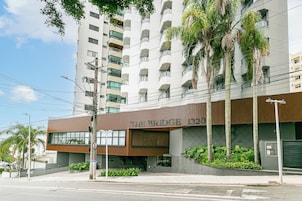 Un bâtiment moderne sur lequel on peut lire l’inscription : « The Bridge 132 ».