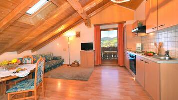 Fridge, oven, stovetop, coffee/tea maker