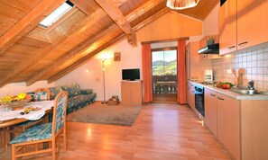 Kühlschrank, Ofen, Herdplatte, Wasserkocher mit Kaffee-/Teezubehör