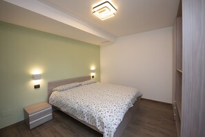 Een strijkplank/strijkijzer, wifi, beddengoed, rolstoeltoegang