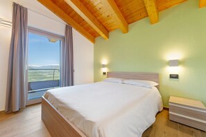 Tabla de planchar con plancha, wifi, ropa de cama