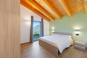 Iron/ironing board, WiFi, bed sheets, wheelchair access