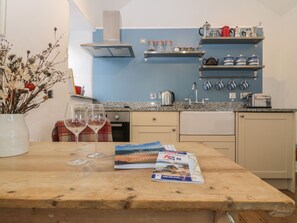 Cookware/dishes/utensils - The Old Studio (Penzance)