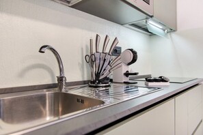 Réfrigérateur, micro-ondes, plaque de cuisson, cafetière/bouilloire
