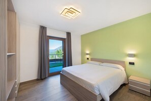 Tabla de planchar con plancha, wifi, ropa de cama