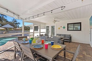 Outdoor dining - Rest Easy, Htd Pool, Tiki Hut, 11 min to Beach (Bradenton)