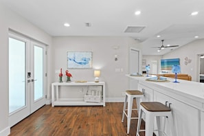 Interior - Rest Easy, Htd Pool, Tiki Hut, 11 min to Beach (Bradenton)