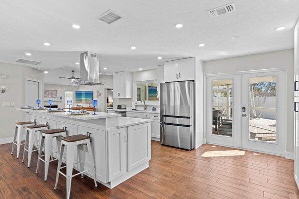 Fridge, microwave, oven, stovetop - Rest Easy, Htd Pool, Tiki Hut, 11 min to Beach (Bradenton)
