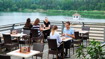 Apartment | Outdoor dining
