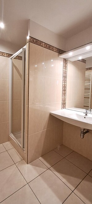 Hair dryer, towels, soap, toilet paper - 2/3-person apartment in historic town center, close to shops and entertainment, (Montreuil-sur-Mer)