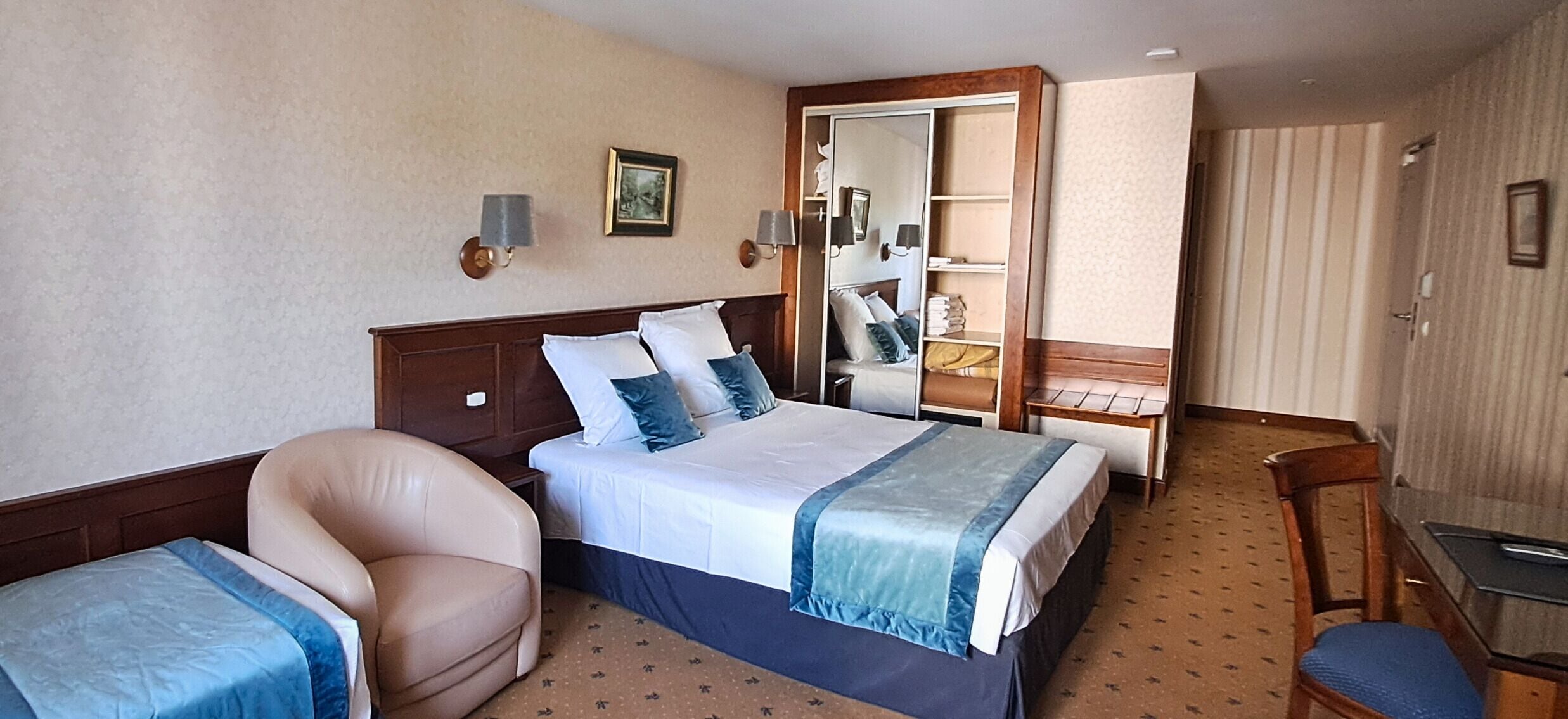 Iron/ironing board, WiFi, bed sheets