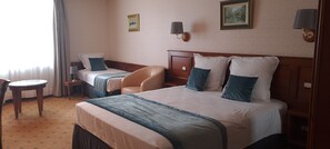Tabla de planchar con plancha, wifi y ropa de cama 