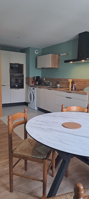 Private kitchen - 2/3-person apartment in historic town center, close to shops and entertainment, (Montreuil-sur-Mer)