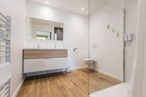 Douche, sèche-cheveux, serviettes fournies