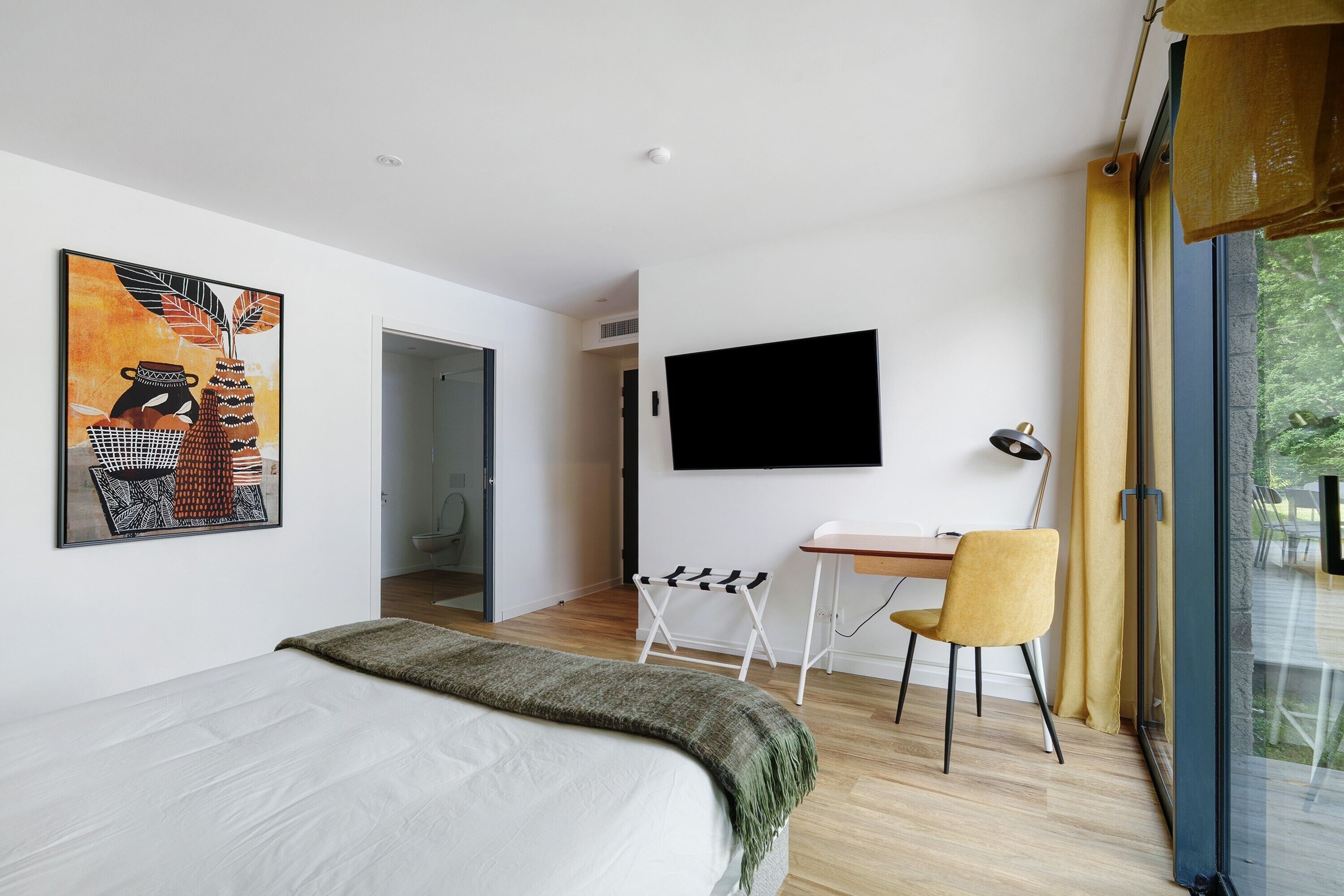 WiFi, bed sheets