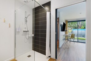 Shower, hair dryer, towels