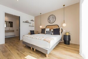 WiFi, bed sheets - La Clairière Aux Chênes 2 Guest Room with Shared Pool, Wi-Fi, and Air Conditioning (Treillières)