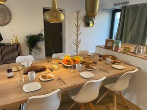 Dining - La Clairière Aux Chênes 3: Shared Pool, Wi-Fi, Air Conditioning – Guest Room (Treillières)