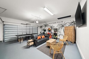Ein modernes Wohnzimmer mit Sofa, Couchtisch und Sesseln.