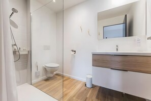 Douche, sèche-cheveux, serviettes fournies