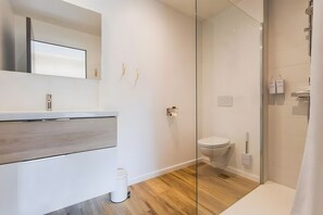 Douche, sèche-cheveux, serviettes fournies