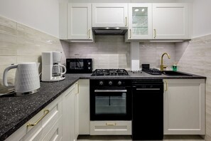 Studio Suite | Private kitchen | Coffee/tea maker, electric kettle - RentPlanet - Apartament Pereca (Wrocław)