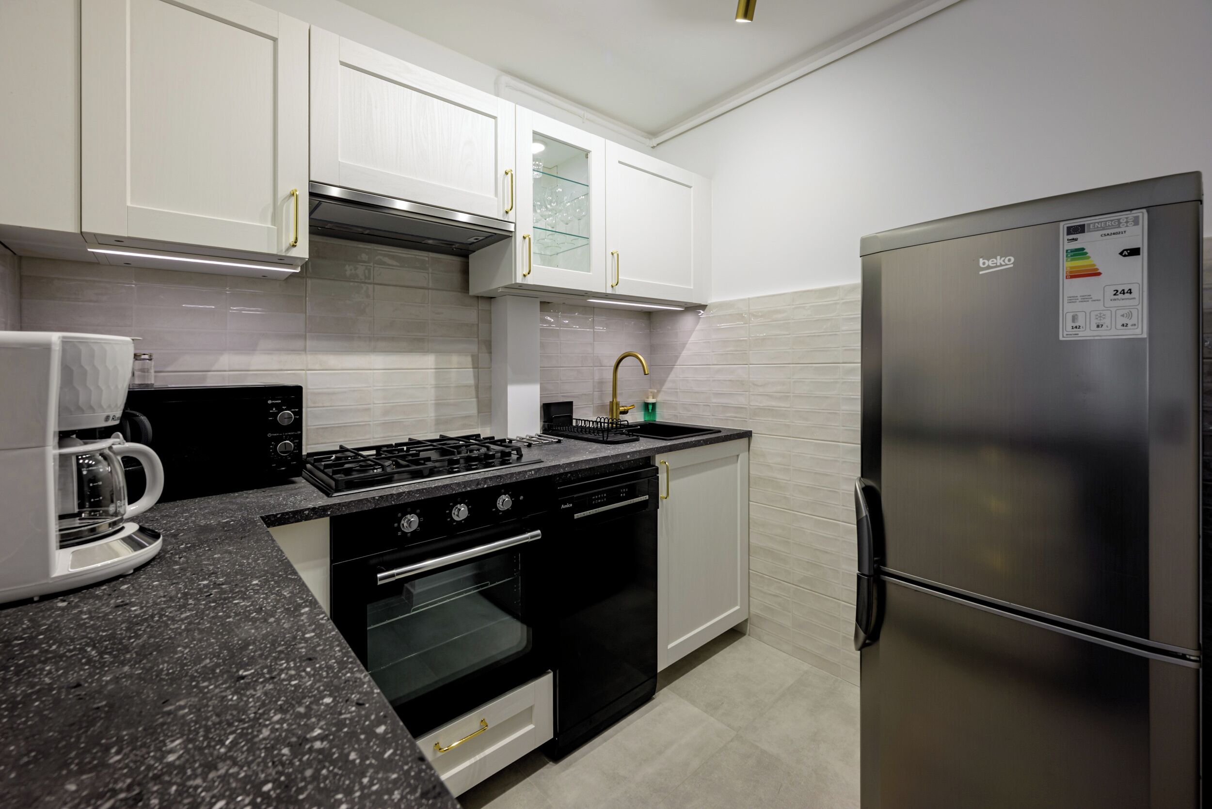 Suite estudio | Cocina privada | Cafetera y tetera y tetera eléctrica 