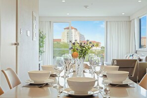 Dining - Palm Beach Condo 3 Min. Walk 2 Beach & Restaurants (Noord)