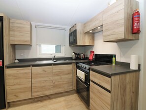 Cookware/dishes/utensils - 63 St Andrews (Prestonpans)