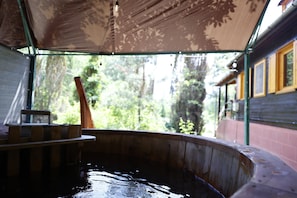 Bañera de hidromasaje al aire libre