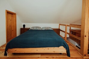 2 bedrooms, iron/ironing board, internet, bed sheets