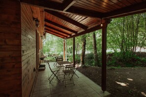 Outdoor dining - Cheerful Forest Cabin with Hot Tub! (Grosi)