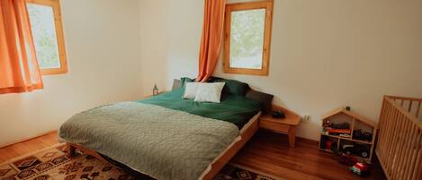 2 bedrooms, iron/ironing board, Internet, bed sheets