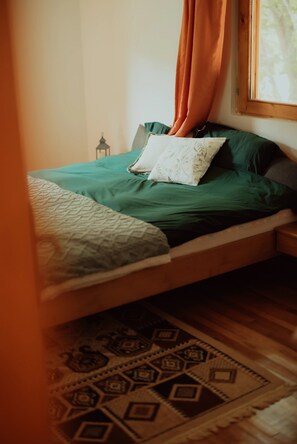 2 bedrooms, iron/ironing board, internet, bed sheets