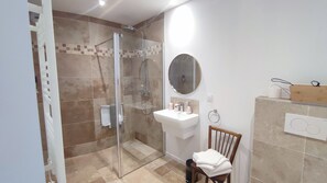 Shower, hair dryer, towels, soap - Old chapel 3km from the bay of Mont Saint Michel, exceptional garden (Pontorson)