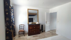 1 habitación, tabla de planchar con plancha, internet y ropa de cama 