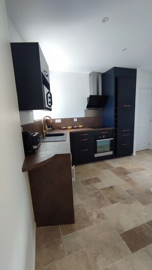 Private kitchen - Old chapel 3km from the bay of Mont Saint Michel, exceptional garden (Pontorson)
