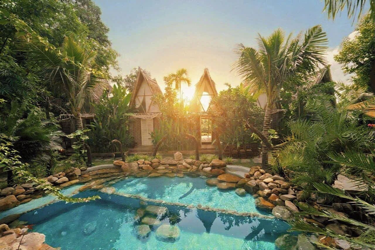 Economy Tent | Desk, free WiFi, bed sheets