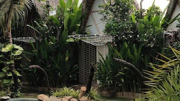 Economy Tent | Desk, free WiFi, bed sheets