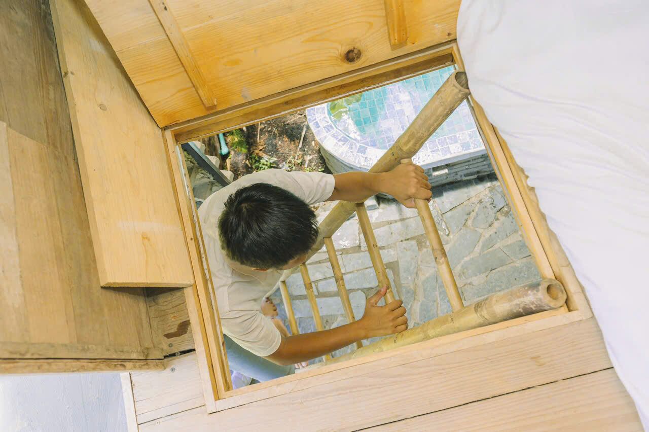 Economy Tent | Desk, free WiFi, bed sheets